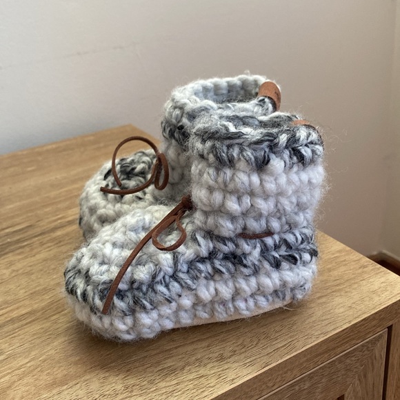 Wool shearling baby booties size 6-12 months - Picture 2 of 6